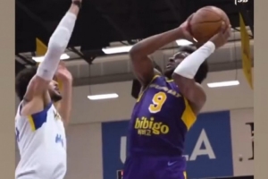 伍德转发布朗尼高难度变向后仰打板：太难了