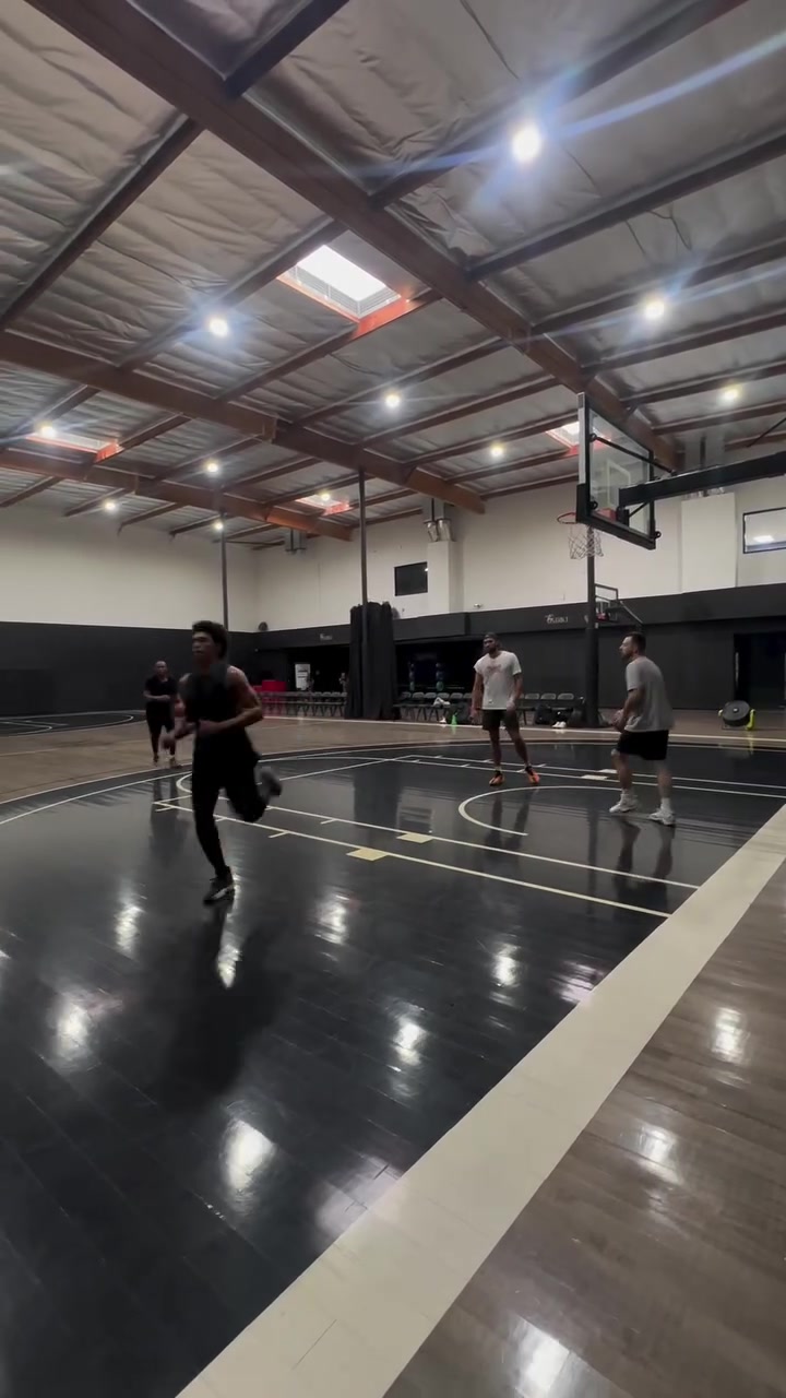 glow-kaiyun.com-与老队友切磋射术！文森特晒与斯特鲁斯一同训练三分集锦