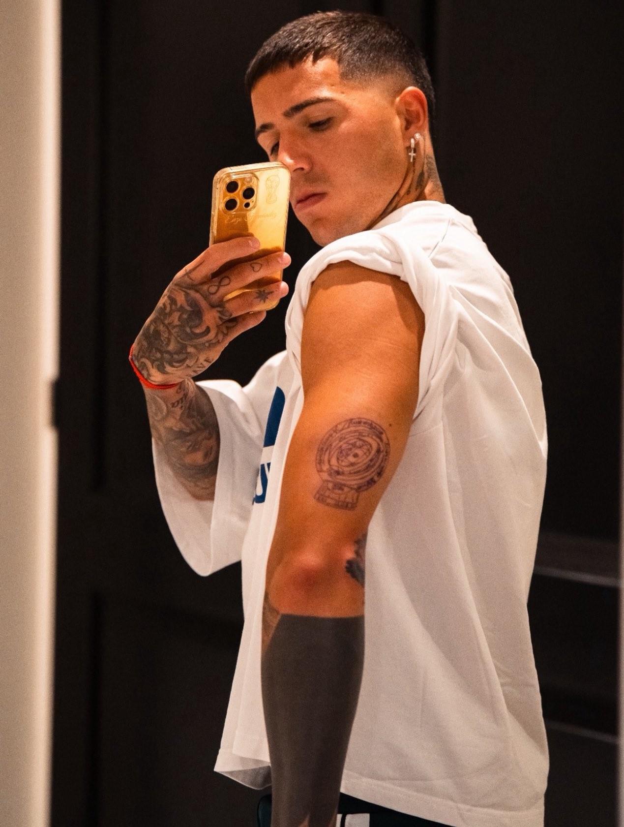 glow-kaiyun.com-有点小帅，恩佐把世俱杯奖杯纹到了左臂上