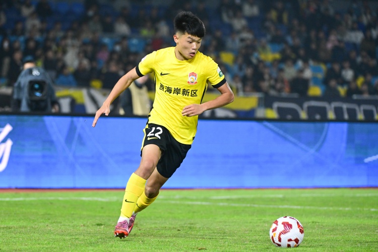 glow-kaiyun.com-静待官宣！德转显示杨希从青岛西海岸转会至上海海港