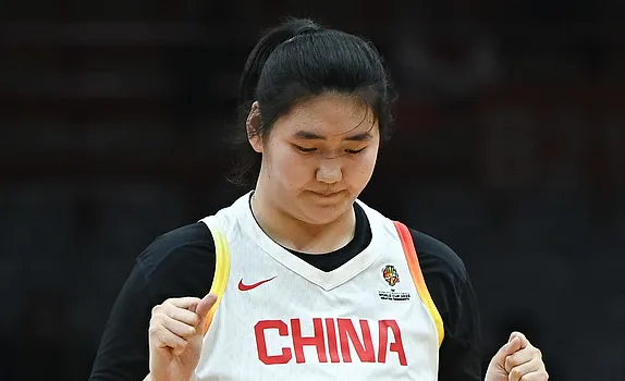 开云网站-全靠小将撑着？中国女篮半场仅得28分，张子宇一人12分