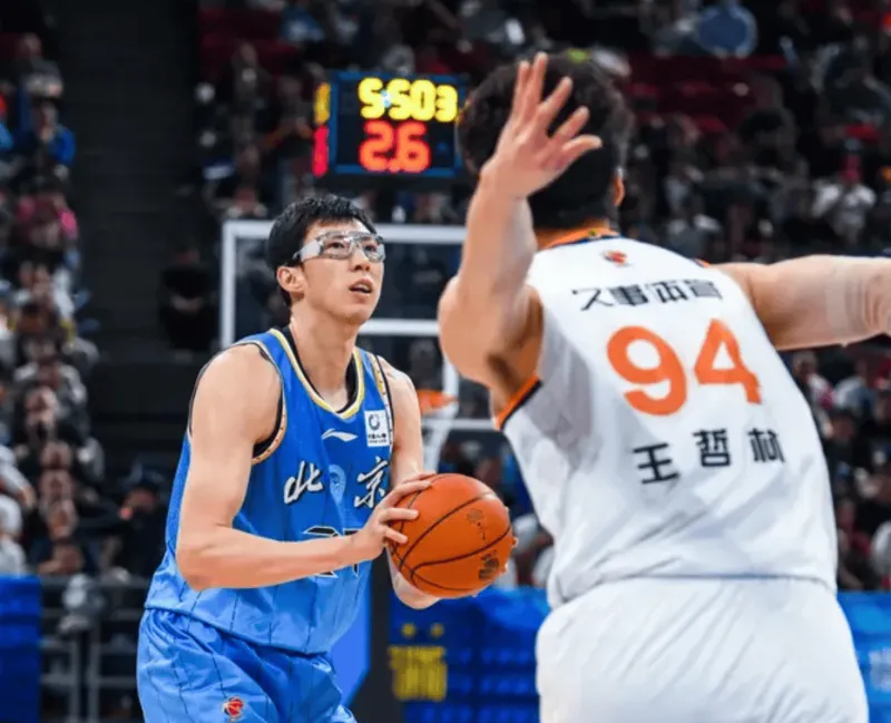 glow-kaiyun.com-周琦出战28分钟，投篮7中5得到12分8篮板1助攻2盖帽